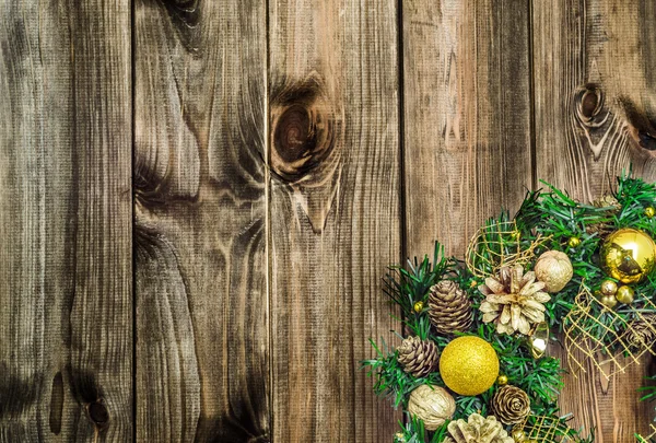 Декоративний різдвяний вінок на дерев'яних дверях прикраси — стокове фото