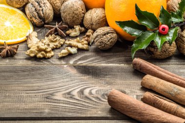 Mevsimlik baharat ve meyve ile Noel ayarı.