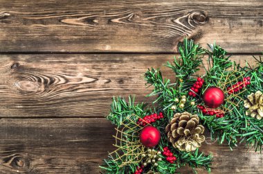 Advent çelenk, Noel dekorasyon ve ev dekor ahşap arka plan üzerinde