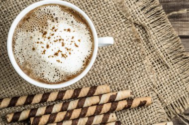 Fincan kahve ve tatlı snack üzerinde rustik kökenli, yukarıdaki