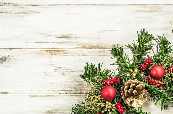 Ozdobne Boże Narodzenie girlanda na tle shabby białe drzwi drewniane — Zdjęcie stockowe