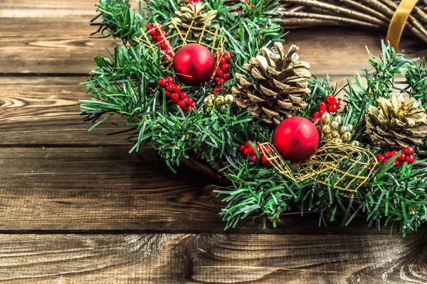 Wieniec adwentowy, świąteczne dekoracje i wystrój domu na podłoże drewniane — Zdjęcie stockowe