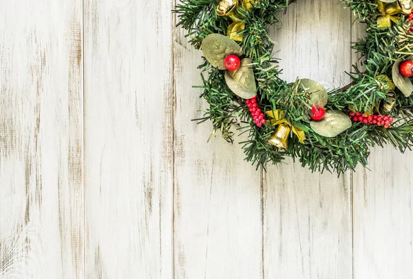 Ozdobne Christmas wieniec na drewniane drzwi dekoracja, wystrój domu — Zdjęcie stockowe