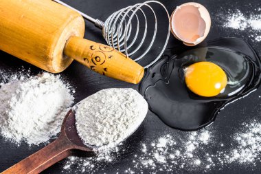 Pişirme için-malzemeler un, yumurta ve mutfak gereçleri, kavram Food yemek hazırlama,