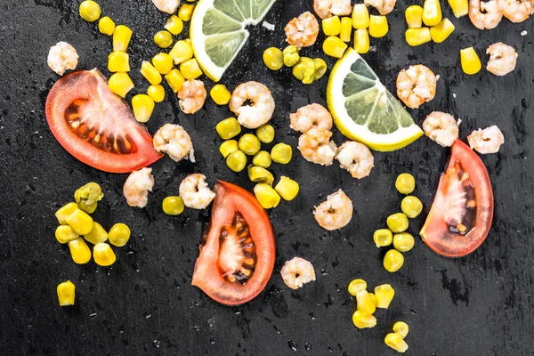 Frutti di mare, gamberetti e verdure, concetto di cucina italiana, vista dall'alto — Foto Stock