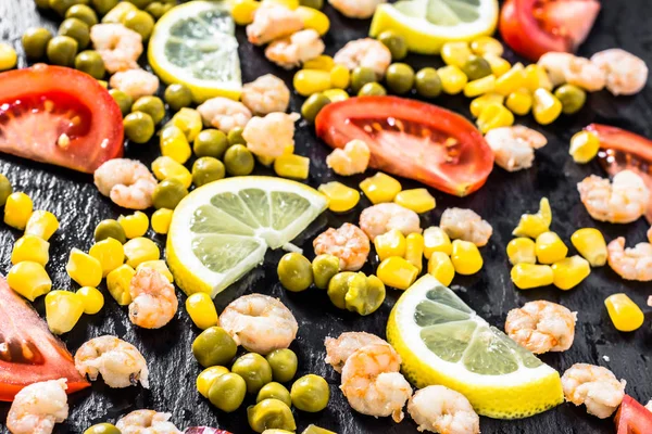 Mariscos, gambas y verduras, cocina italiana concepto de cocina — Foto de Stock