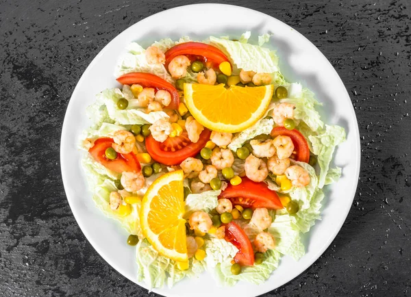 Placa de ensalada con camarones y verduras, cocina italiana, vista superior —  Fotos de Stock