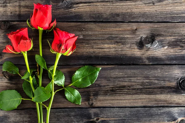 Rosas vermelhas na madeira, cartão dos namorados com espaço de cópia, sobrecarga — Fotografia de Stock