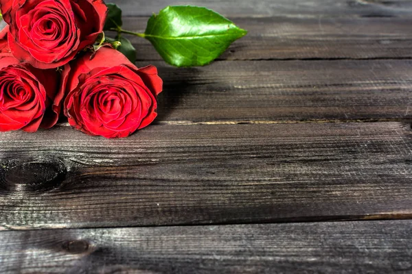 Rose rosse su sfondo di legno, biglietto di San Valentino — Foto Stock
