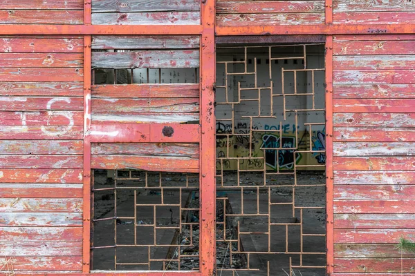 Vecchio ingresso di fabbrica industriale con porta in legno danneggiata dell'industria abbandonata — Foto Stock