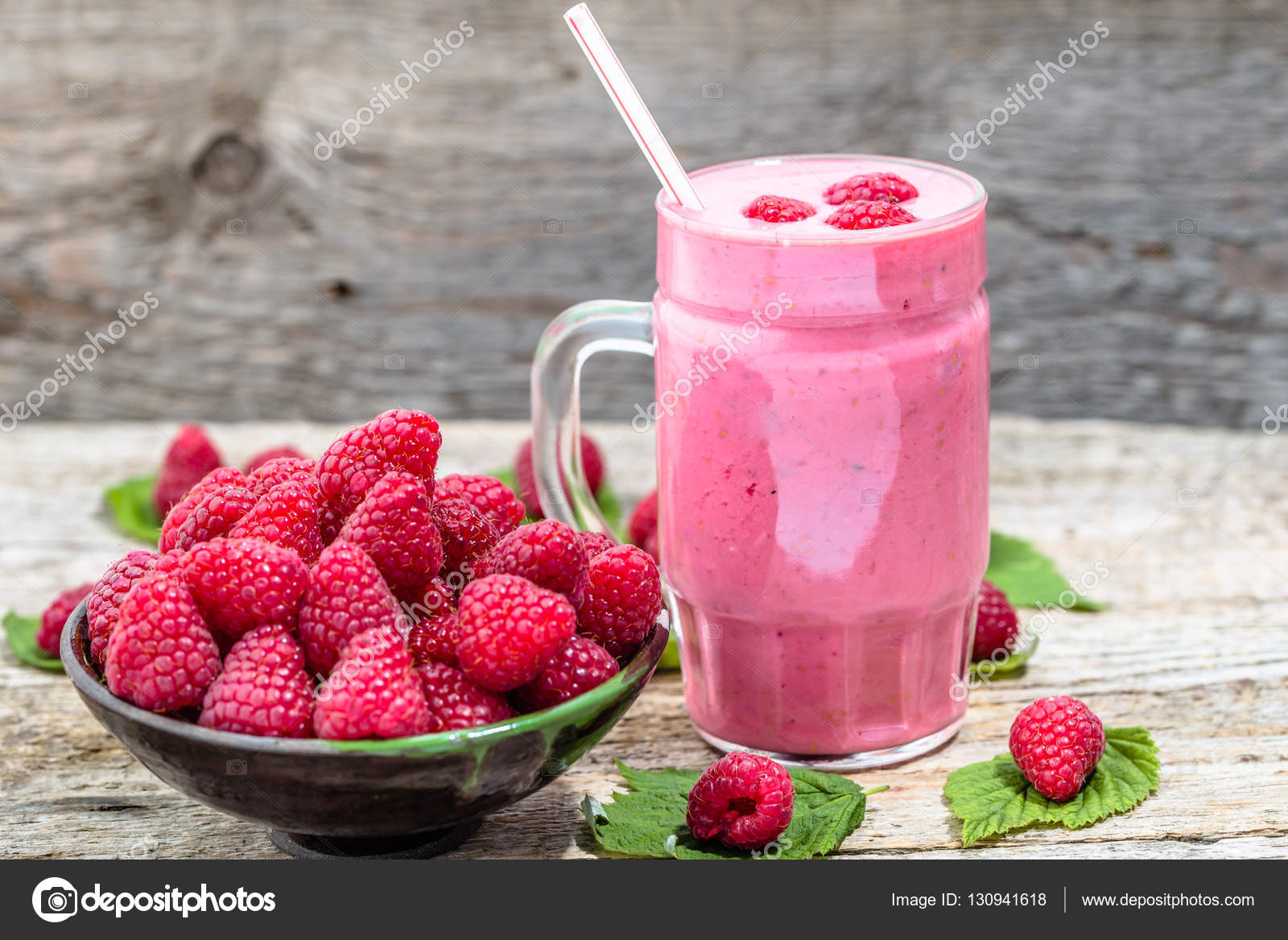 молочный коктейль ягодный милкшейк. бананово малиновый смузи. малиновый смузи. бананово малиновый смузи. коктейль с малиной.