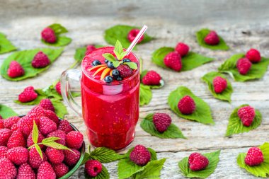 Ahududu meyve, çilek, sağlık ve refah için Detoks kokteyli gelen sağlıklı güler yüzlü