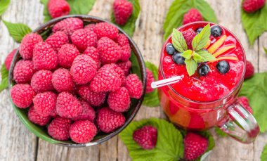 Bir cam bardak, yakın çekim, ek yükü ahududu güler yüzlü