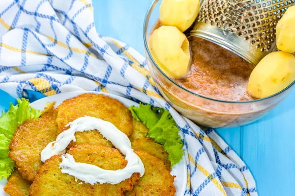 Bramborové placky se zakysanou smetanou, domácí vaření koncepce, vegan kuchyně recept, shora — Stock fotografie