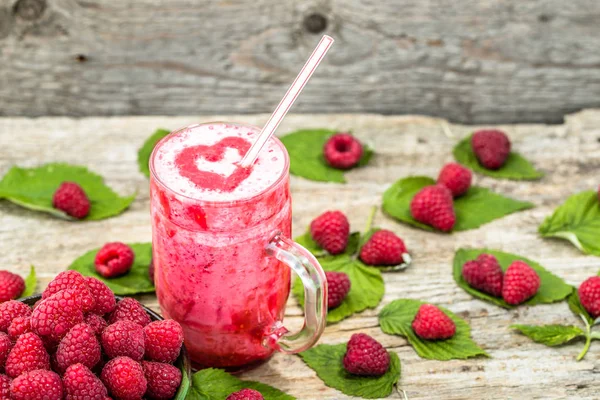 Smoothie sain, milkshake aux fruits avec cœur de framboise, concept de dessert valentin — Photo