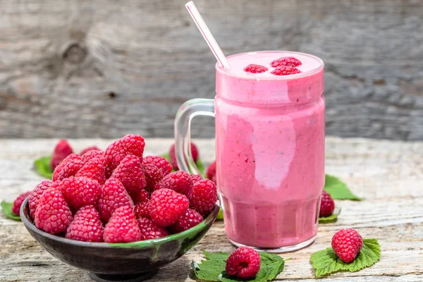 Joghurt-Smoothie mit Himbeeren, Fruchtdessert, gesundes Ernährungskonzept — Stockfoto