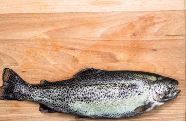 Ham alabalık veya ahşap bir tahta üzerinde tatlı su balığı.