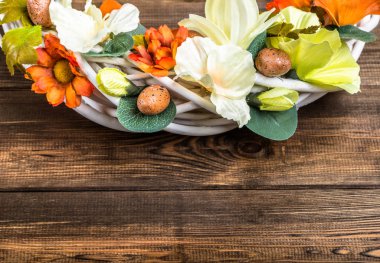 Paskalya çelenk Paskalya yumurtaları ve çiçekler, Bahar dekorasyon ile