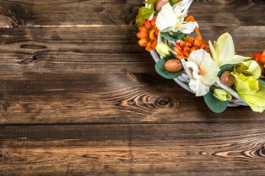 Paskalya çelenk Paskalya yumurtaları ve çiçekler, Bahar dekorasyon ile