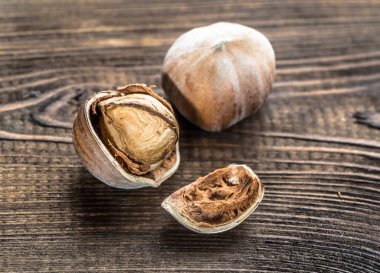 Ahşap arka planda fındıklar.