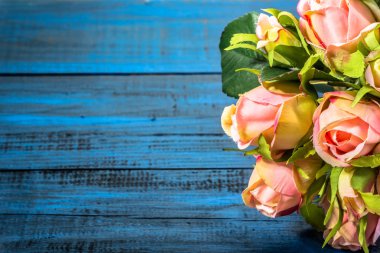 Ahşap arka plan üzerinde kopya alanı ve gül buketi ile Gün sevgililer kartı