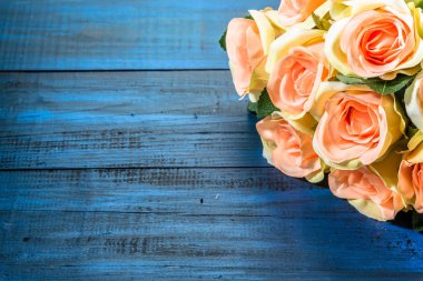 Ahşap zemin, kopya alanı üzerine Gül Sevgililer günü kartı