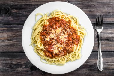Pişmiş spagetti bolognese plaka, üstten görünüm, İtalyanca pişirme kavramı