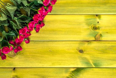 Güzel gül, ek yükü ahşap arka plan, çiçekli çerçeve, çiçek tebrik kartı