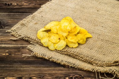 Patates cipsi, soğan lezzet rustik zemin üzerine yığını