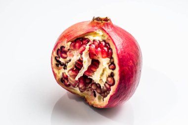 Nar beyaz bir arka plan üzerinde izole kesmek