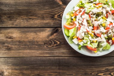 Vejetaryen salatalar, üstten görünüm, beyaz peynir, domates, marul ile Yunan salatası