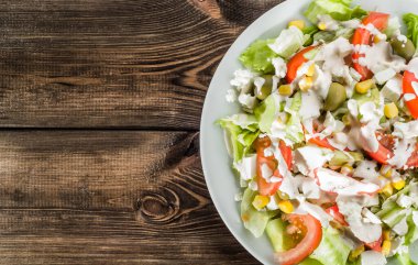 Vejetaryen salatalar, üstten görünüm, beyaz peynir, domates, marul ile Yunan salatası