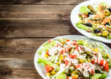 Salata, somon ve sebzeler, sağlıklı beslenme kavramı ile iştah açıcı set