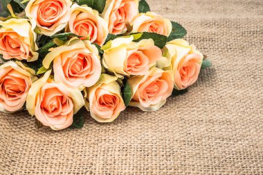 Rustik arka planda Sevgililer günü gülleri. Çiçek çerçevesi, çiçek tebrik kartı.