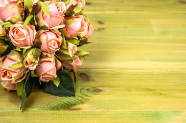 Pembe Gül ahşap arka plan üzerinde. Çiçekli Çerçeve, çiçek tebrik kartı.