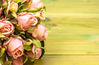 Pembe Gül ahşap arka plan üzerinde. Çiçekli Çerçeve, çiçek tebrik kartı.