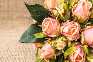 Pembe Gül rustik arka plan üzerinde. Çiçekli Çerçeve, çiçek tebrik kartı.