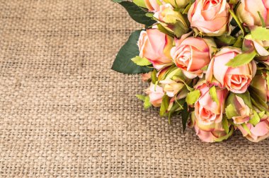 Pembe Gül rustik arka plan üzerinde. Çiçekli Çerçeve, çiçek tebrik kartı.