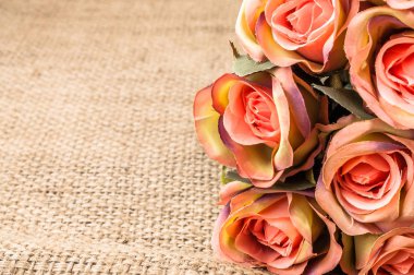 Pembe Gül rustik arka plan üzerinde. Çiçekli Çerçeve, çiçek tebrik kartı.