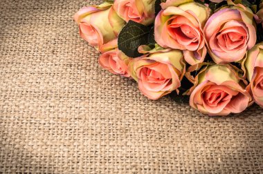 Pembe Gül rustik arka plan üzerinde. Çiçekli Çerçeve, çiçek tebrik kartı.