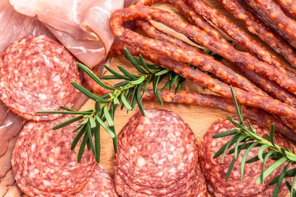 Surtido de carnes: kabanos, rebanadas de jamón salami sobre madera — Foto de Stock