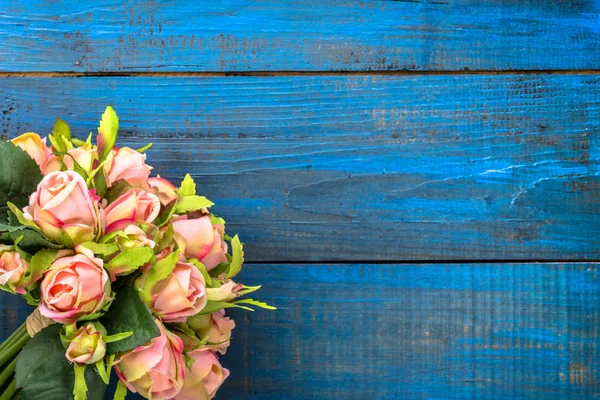 Листівка з денними валентинками з копією простору і букетом троянд на дерев'яному фоні — стокове фото