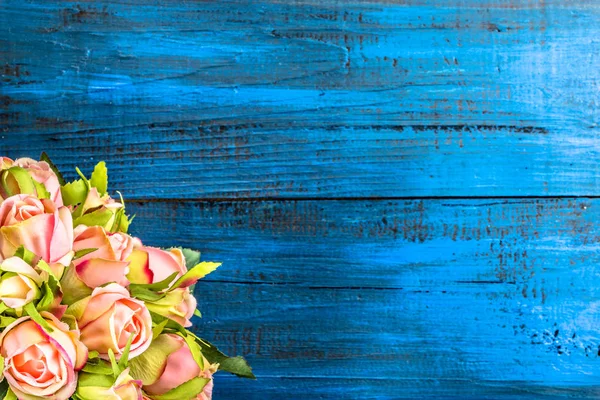 Carte de Saint Valentin avec espace de copie et bouquet de roses sur fond de bois bleu — Photo