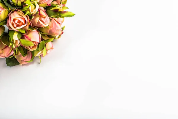 Cartão para o dia dos namorados com rosas no fundo branco, espaço de cópia — Fotografia de Stock