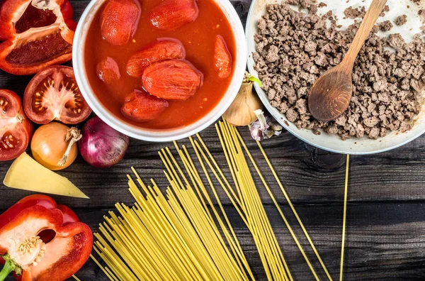 Ingredienti di spaghetti bolognese, cucina italiana fatta in casa — Foto Stock