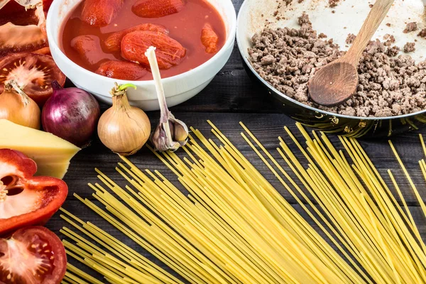 Cucina degli spaghetti bolognese, cucina italiana, ingredienti — Foto Stock
