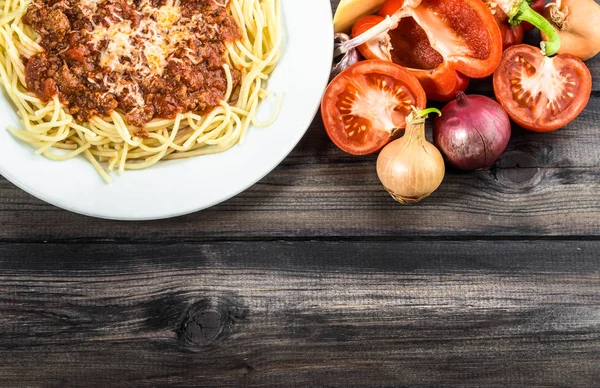 Готовые спагетти болоньезе и ингредиенты для приготовления пищи, итальянская кухня — стоковое фото