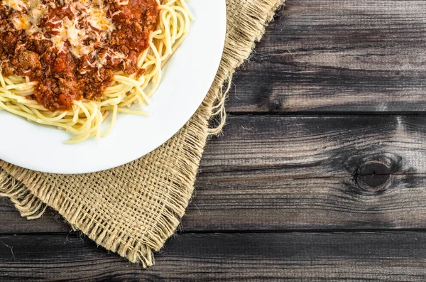 Spaghetti cotti bolognese su piatto, vista dall'alto, concetto di cucina italiana — Foto Stock
