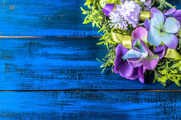 Couronne de Pâques avec décoration, oeufs de Pâques et fleurs sur fond en bois — Photo