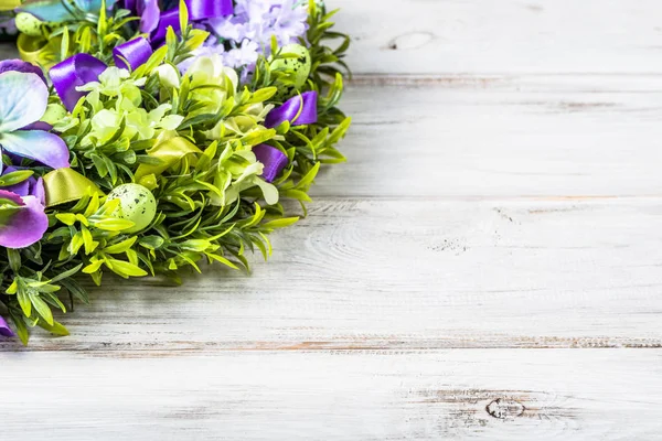 Œufs sur couronne de Pâques, décoration de printemps avec des fleurs, décor de fête à la maison — Photo